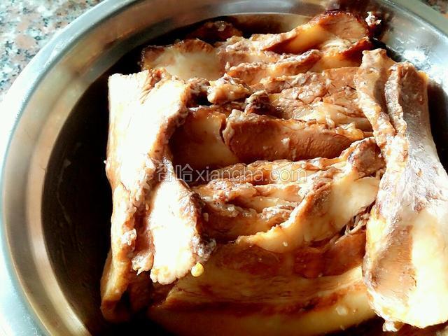 再取一深口碗，把拌好的肉，一片挨一片整齐的码入碗内