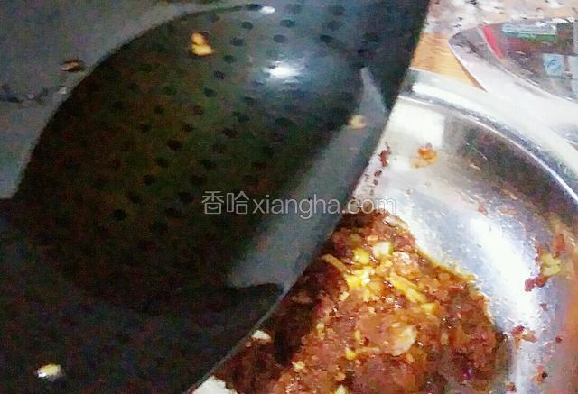 烧油，倒入料汁碗内。