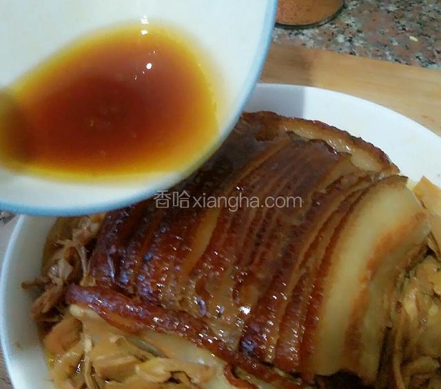 再把刚才滗出的料汁浇在上面