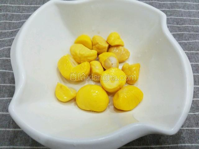 将板栗煮熟把皮去掉，洗干净备用。