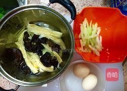云耳西芹腐竹炒鸡蛋的做法图解1