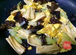 云耳西芹腐竹炒鸡蛋的做法图解7