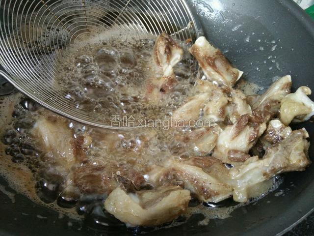 中火炸5分钟左右，转大火炸2到3分钟