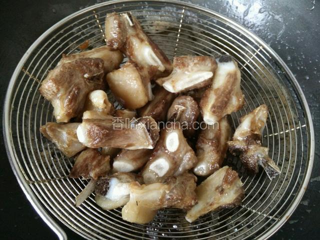 炸到金黄酥脆后控油捞出
