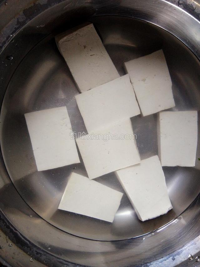 在盐水中浸泡15分钟