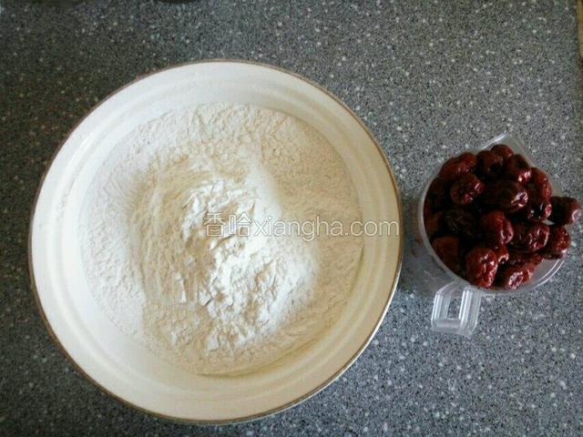称重糯米粉和提前煮好的小枣。