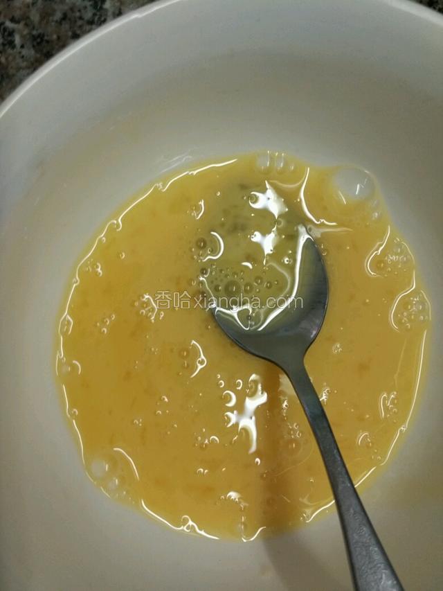 鸡蛋打散放少许盐