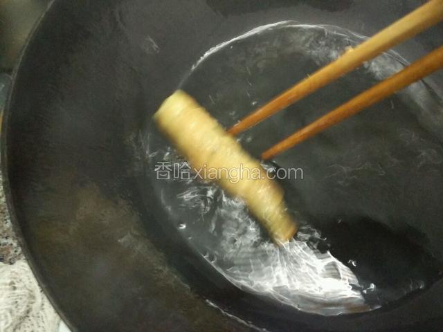 起油锅烧热，中小火放入秋葵一根一根放，用筷子翻动，很快就黄了，夹出来放在吸纸上，继续炸剩下的；