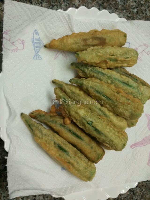 炸了一次的秋葵再炸第二次，刚刚的糊没用完继续粘上糊炸；