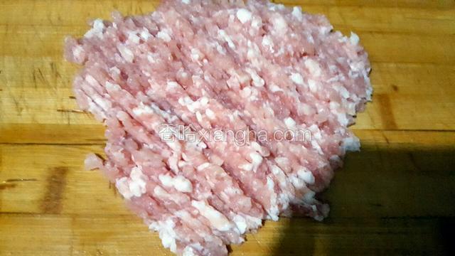 五花肉馅子剁碎点
