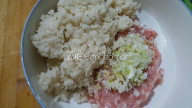 葱姜末加在一起