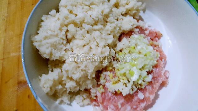 加入适量的味达美，盐，白糖搅拌均匀