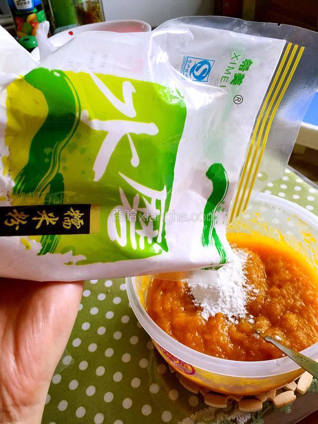 再加入糯米粉和成面团