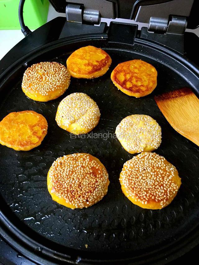 电饼档放少量油煎至两面金黄即可