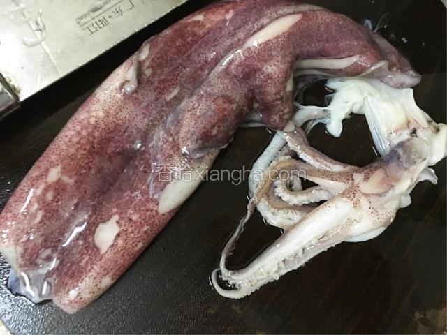 鱿鱼去肚洗净，记得鱿鱼须洗干净。