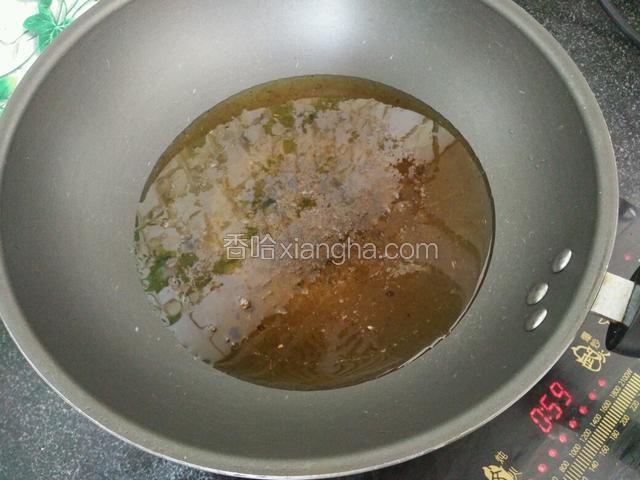 锅中烧热油，倒油烧热