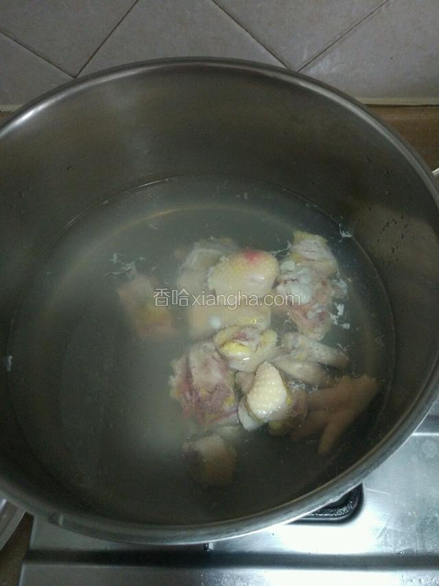 新鲜鸡肉，放开水焯几下，去除血腥！