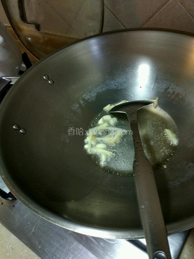 锅里放适量的油，烧热后，把大蒜放入爆香！