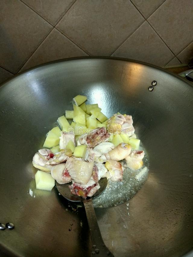 把土豆和鸡肉放入爆炒两分钟！