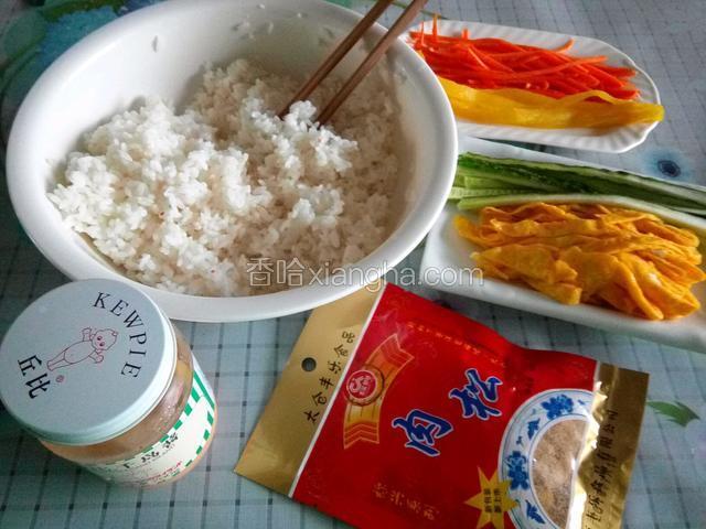 其它材料准备，黄瓜切条，肉松，丘比酱准备