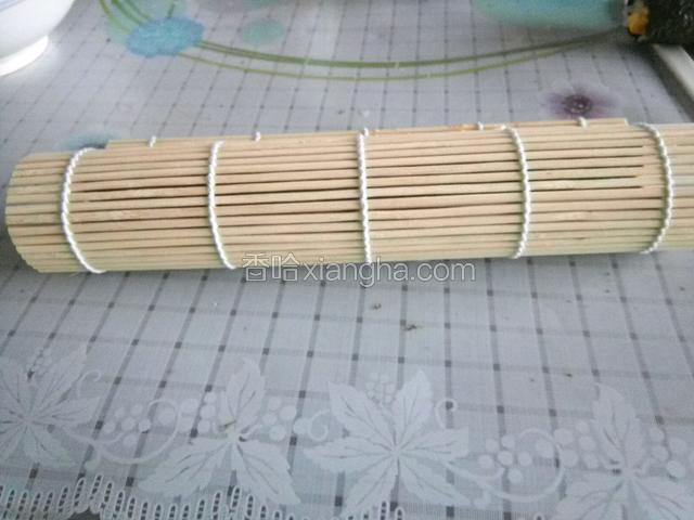 均衡用力轻轻卷紧，卷到紫菜边，粘水卷起来