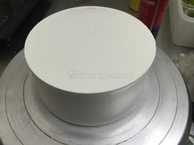 蛋糕胚体抹好.顶部收平