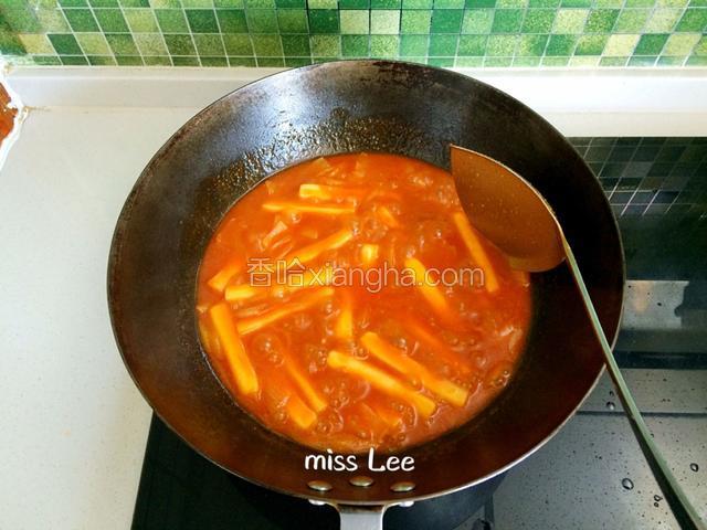 煮开之后转小火慢炖，当汤汁逐渐粘稠时就要频繁搅动，避免年糕粘锅；