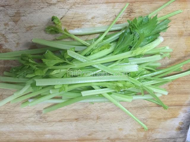 芹菜去叶子清洗干净沥水