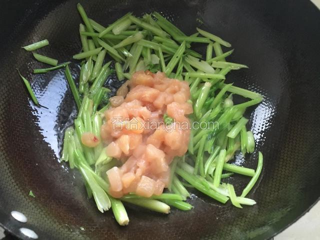 加入鸡肉丁翻炒.中火不要粘锅.