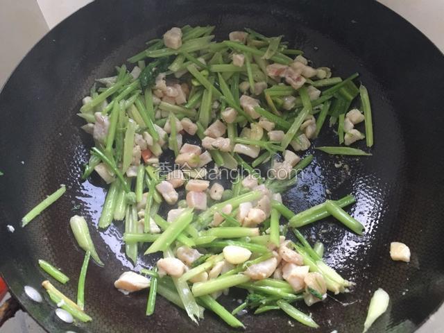 翻炒鸡肉变色加入生抽和辣椒蒜葱.加盐.出香即可出锅