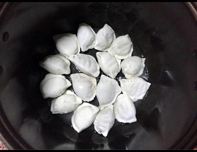 加入清水，（饺子的三分之一高）