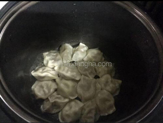 煮熟后再焖10分钟再开，然后用饭勺慢慢铲出来