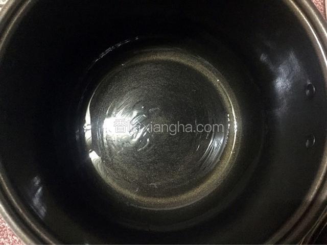 取出电饭锅内胆，在锅底刷一层油