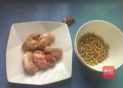 猪蹄黄豆汤的做法图解1