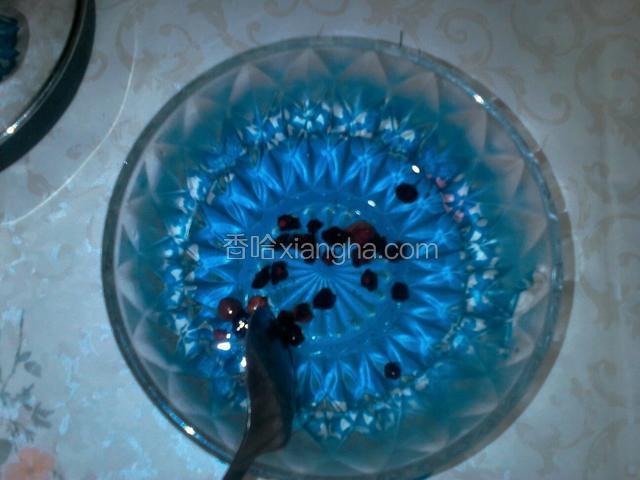 水开后五味子，枸杞放入茶碗中，冲入开水，等三十秒把水倒掉，留着五味子，枸杞