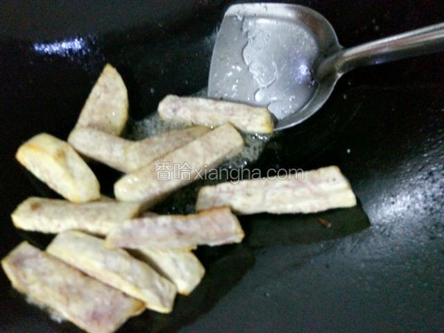 煮到白糖水变透明色把香芋下去，关火