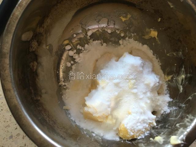 软化的黄油加入细砂糖和奶粉。用手动打蛋器打发至黄油体积蓬松，颜色略变浅。
