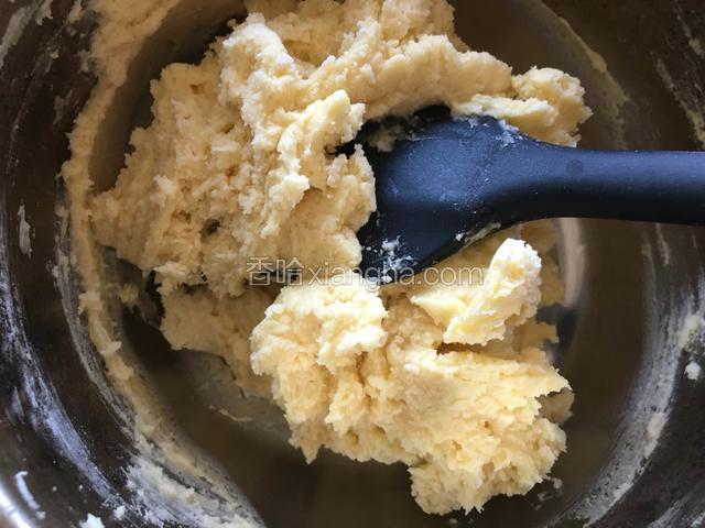 用刮刀翻拌加切拌的方式把二者混合均匀，无干粉状态即可。