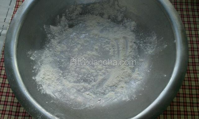 准备一个盆，把盆里的水擦干，洒上一层面粉