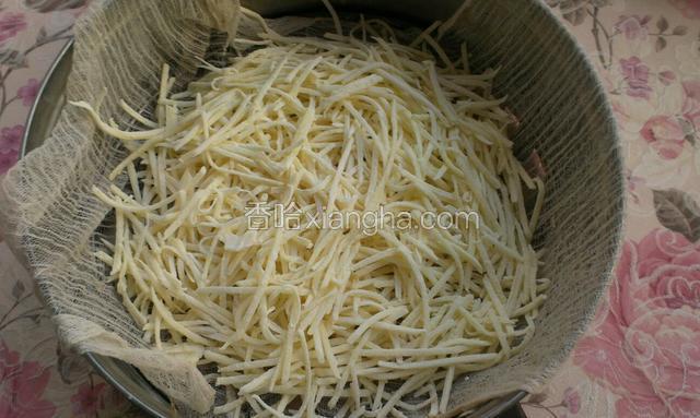 继续盆里洒面粉，擦丝，颠匀，重复这样的过程，直到土豆丝擦完，沾完面粉，全部放到笼屉上，这样做的土豆丝不黏连，根根分明，有弹性。