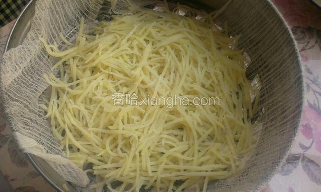 先烧开锅，再放笼屉蒸土豆丝，开锅５分钟就好，时间不要长了