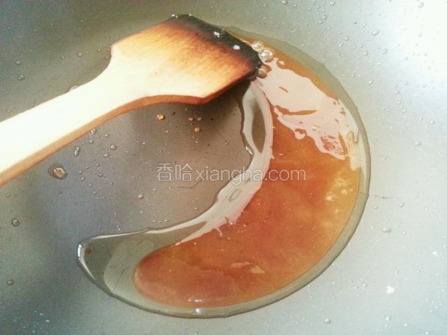 慢慢炒至白砂糖变糖色，关火