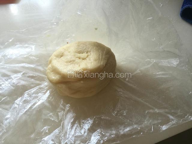 黄油室温软化后，把制作派皮的所有材料混合均匀，揉成面团，用保鲜膜包好放入冰箱冷藏一个小时