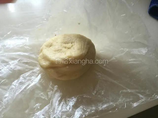 黄油室温软化后，把制作派皮的所有材料混合均匀，揉成面团，用保鲜膜包好放入冰箱冷藏一个小时