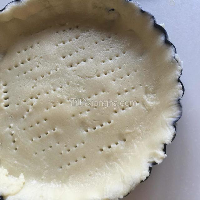 预热烤箱170度，面团取出，擀皮圆片，铺到派盘里，用手指轻轻按压贴合，用叉子扎孔，不用叉太多，防止漏馅