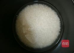 香菇腊肠土豆焖饭的做法图解1