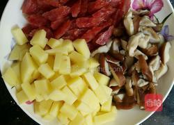 香菇腊肠土豆焖饭的做法图解2