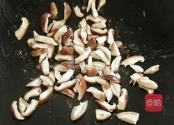 香菇腊肠土豆焖饭的做法图解3