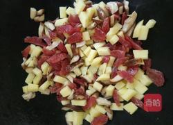 香菇腊肠土豆焖饭的做法图解5