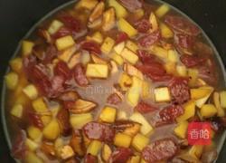 香菇腊肠土豆焖饭的做法图解7